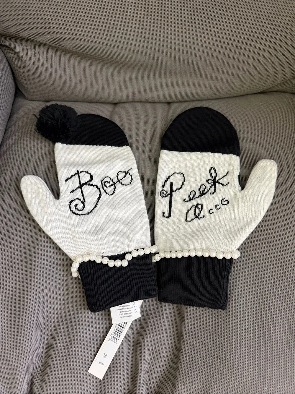 Alice + Olivia Black, White & Red Pearl-Trim Knit GLOVES